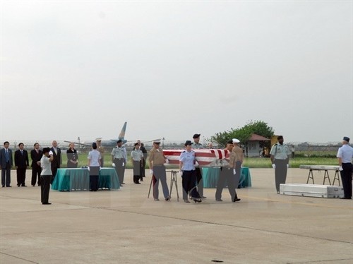 美国军人遗骸归国仪式在岘港市举行