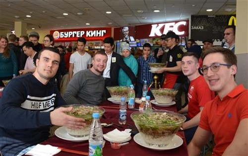 “巨碗河粉”竞吃比赛在俄罗斯热闹开赛