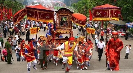雄王庙会迎轿仪式越南民族一直保留的美好传统文化