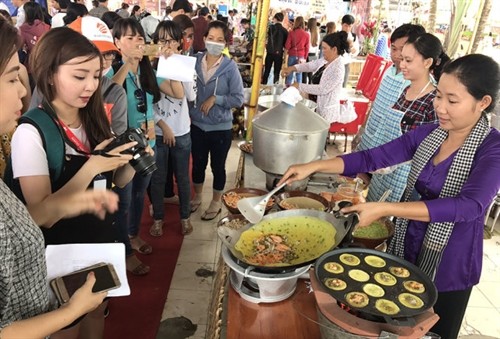 2017年第六届越南南部民间糕饼节吸引3.5万人参加