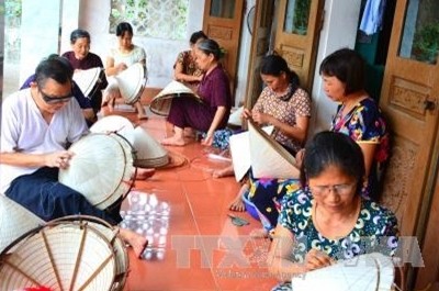 Giữ nghề làm nón truyền thống ở Nghĩa Châu