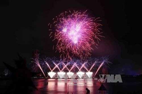Sông Hàn rực sáng trong đêm khai mạc Lễ hội pháo hoa quốc tế Đà Nẵng 2017
