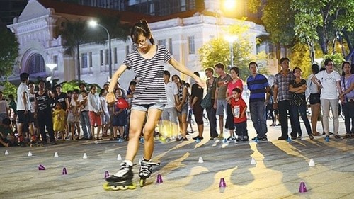 胡志明市首次在阮惠步行街举行街头艺术表演活动