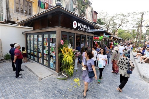 Phố sách Hà Nội thu hút gần 2 vạn lượt khách tham quan