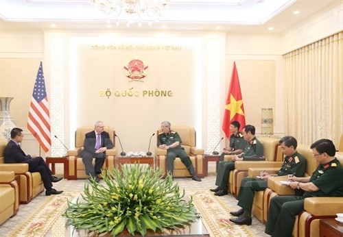 越南国防副部长阮志咏会见美国东盟商业理事会代表团