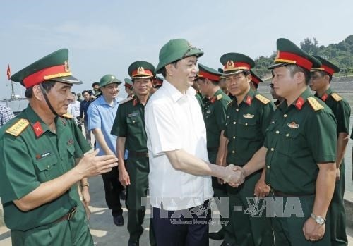 国家主席陈大光走访慰问乂安省武装力量的干部战士