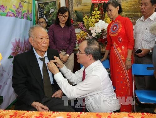 Bí thư Thành ủy Nguyễn Thiện Nhân trao Huy hiệu 70 năm, 60 năm tuổi Đảng cho các đảng viên