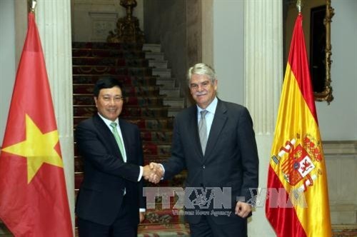 越南政府副总理范平明与葡萄牙外长举行会谈
