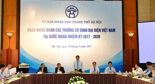 河内市人民委员会主席会见越南驻外代表机构首席代表