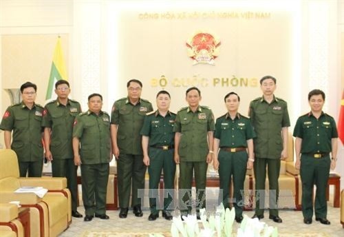 越南人民军副总参谋长范红香会见缅甸军队通信局代表团