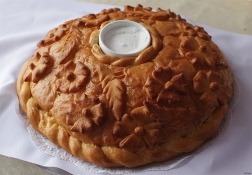 Nghi lễ đón khách bằng bánh mì và muối độc đáo ở Nga