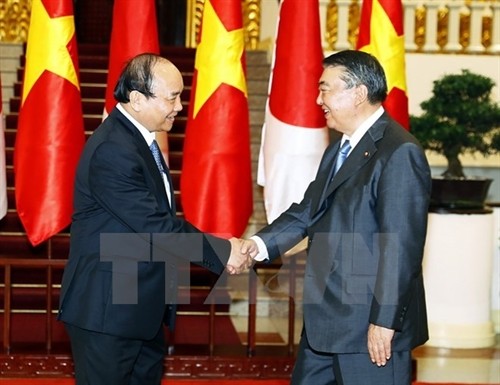 越南政府总理阮春福会见日本国会众议院议长