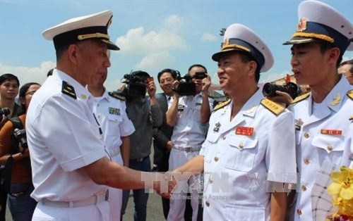 中国海军舰艇编队访问越南胡志明市