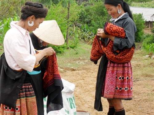Se lanh dệt vải - nét đẹp của phụ nữ dân tộc Mông ở Sơn La