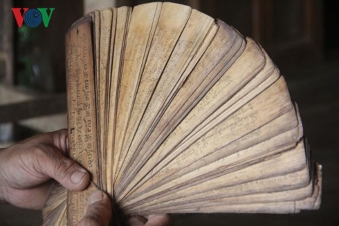 Độc đáo những cuốn sách cổ được viết trên lá cây của người Thái