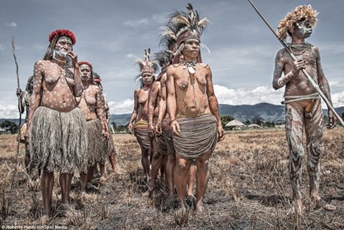 Cuộc sống nguyên thủy giữa thế giới văn minh của bộ tộc Dani ở Indonesia
