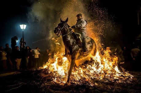 Ngoạn mục màn phi ngựa qua lửa ở Tây Ban Nha