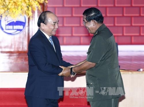 Thủ tướng Nguyễn Xuân Phúc và Thủ tướng Campuchia Samdech Techo Hun Sen gặp mặt các tầng lớp nhân dân tỉnh Bình Dương