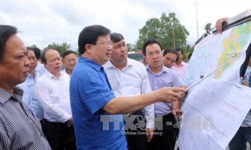 Phó Thủ tướng Trịnh Đình Dũng khảo sát vị trí xây dựng cầu Đại Ngãi qua sông Hậu