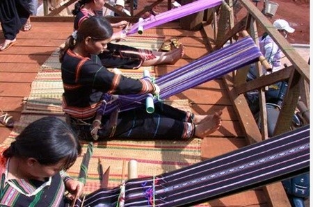 嘉莱省努力保护传统土锦纺织工艺