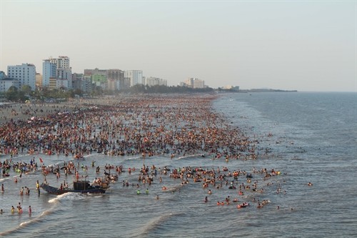 Hàng chục nghìn du khách đổ về Sầm Sơn tránh nóng