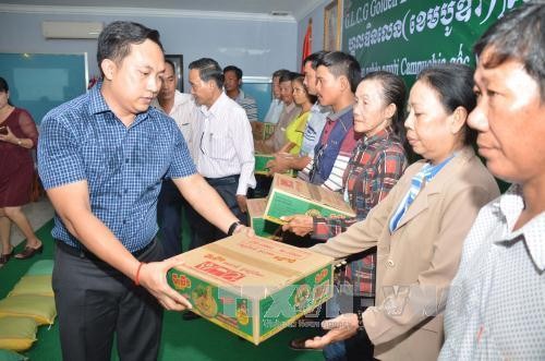 Doanh nghiệp Việt Nam trao tặng quà từ thiện cho kiều bào và người dân Campuchia có hoàn cảnh khó khăn