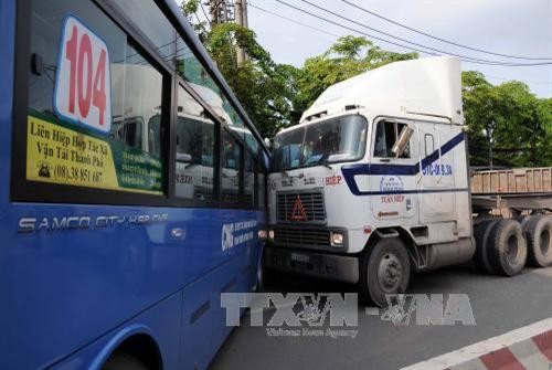 Xe container lật đè xe buýt trên xa lộ Hà Nội