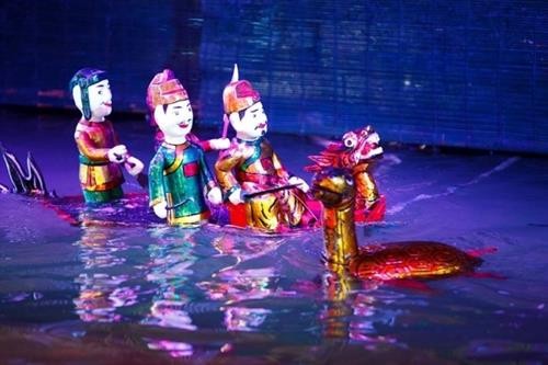 向韩国友人介绍越南水上木偶艺术