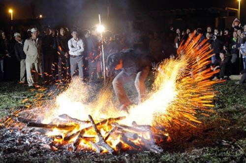 Độc đáo nghi lễ nhảy lửa của người Dao đỏ ở Bình Lãng