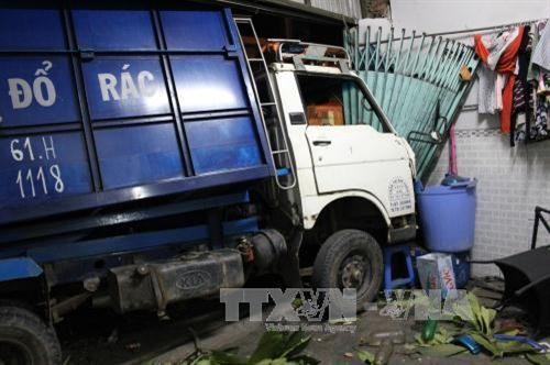Liên tiếp xảy ra tai nạn giao thông giữa xe tải chở rác và các phương tiện giao thông tại Thành phố Hồ Chí Minh