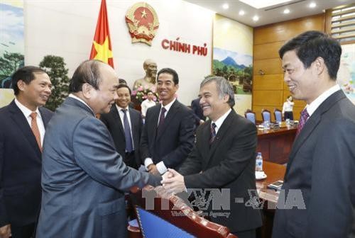 阮春福总理会见越南驻外大使和外交代表机构首席代表