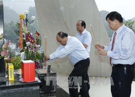 Thủ tướng Nguyễn Xuân Phúc dâng hương tại Sơn La