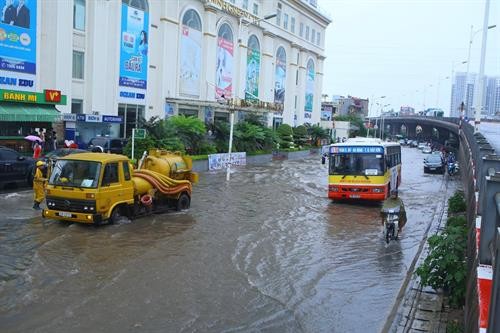 Hà Nội chìm trong biển nước trong trận mưa to ngày 17/6/2017