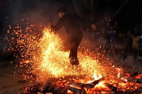 越南高平省红头瑶族颇具特色的挑火仪式