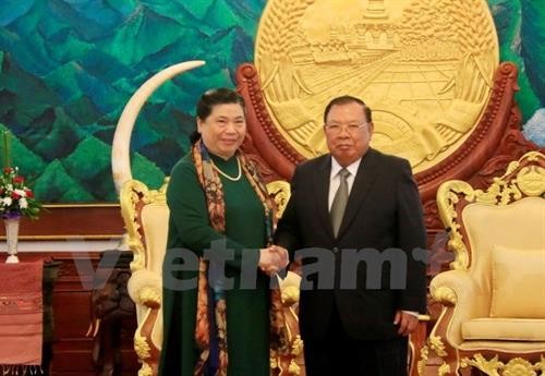 老挝党和国家领导人会见越南党和国家高级代表团