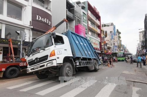 Xe chở rác sập “hố tử thần” ở trung tâm Thành phố Hồ Chí Minh