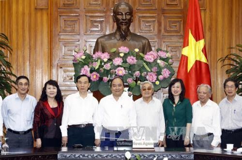 阮春福总理会见越南离退休教育工作者协会代表