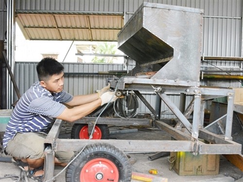 Anh Trần Văn Hảo làm giàu từ chế tạo máy nông nghiệp