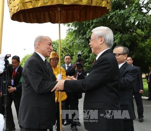 越共中央总书记一行访柬受到热烈欢迎