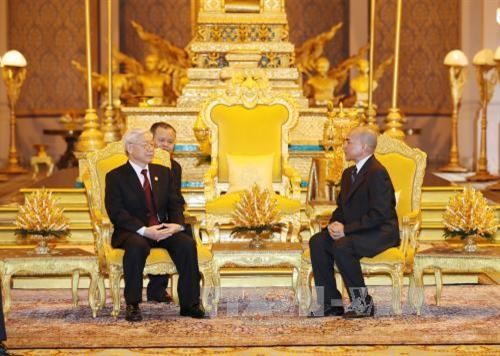 越共中央总书记阮富仲与柬埔寨国王诺罗敦·西哈莫尼举行会谈