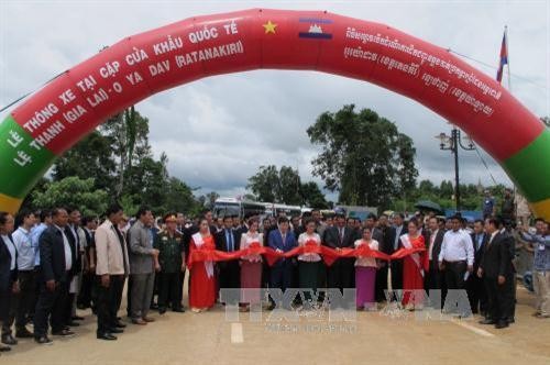 越柬建交50周年：两国陆路运输l路线正式通车
