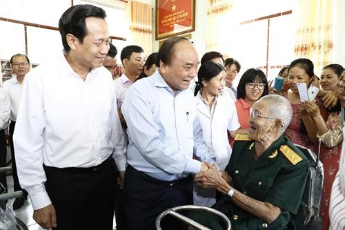 阮春福总理希望伤残军人好好疗养 继续为社会做出贡献