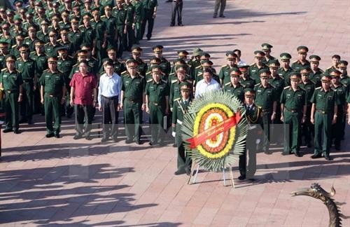 越南伤残军人和烈士日70周年：国防部部长吴春历向英雄烈士敬香