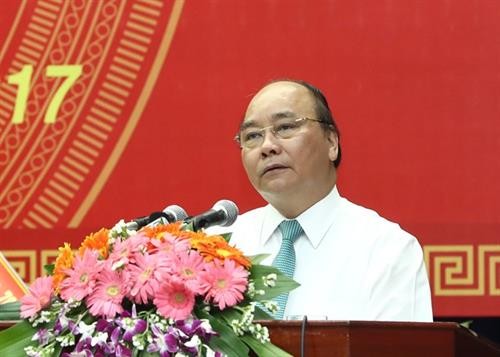政府总理阮春福在广南省出席模范革命有功者表彰大会