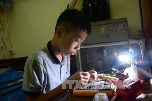 Cậu bé người Tày 15 tuổi Ma Văn Hùng chế tạo “Quạt đa năng”