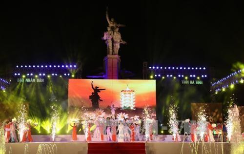 阮春福总理出席"董禄——神圣之地"的艺术晚会
