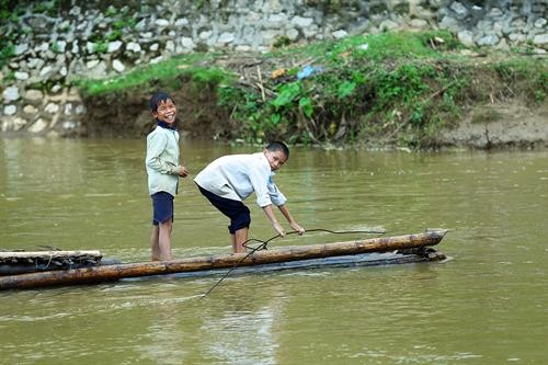 Người dân bản Pom Sinh (Điện Biên) mong mỏi một chiếc cầu
