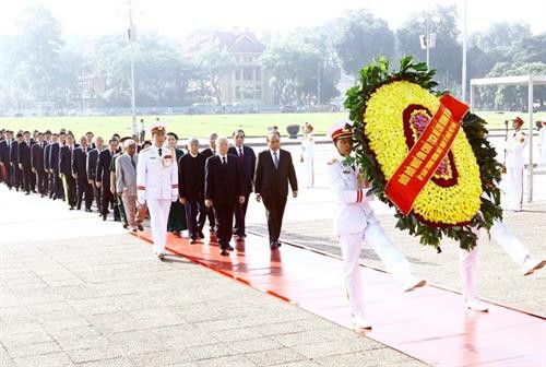 越南伤残军人与烈士日70周年：党和国家领导人入陵瞻仰胡志明主席遗容