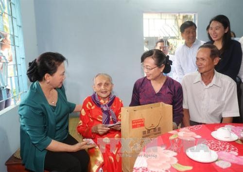 越南国会主席阮氏金银走访慰问胡志明市优抚家庭