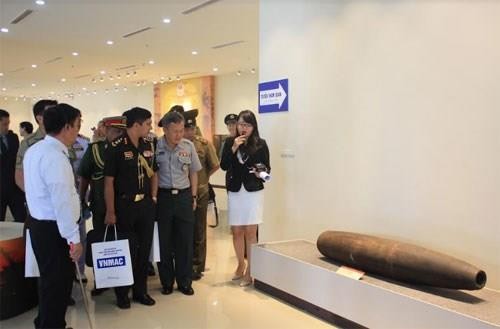 各国驻越武官参观越南国家地雷行动中心